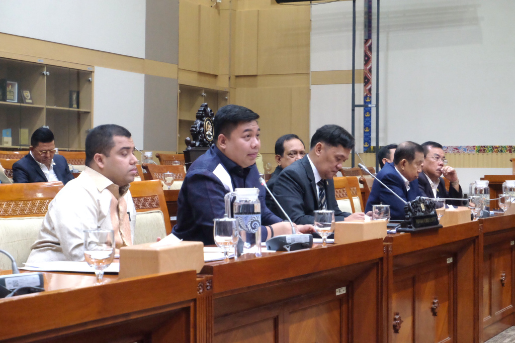 Komisi III DPR menggelar RDPU membahas terkait kasus yang menimpa pelaku pekerja kreatif Amsal Sitepu yang diduga melakukan Mark up atas videografer profil desa (Ashar/SinPo.id)