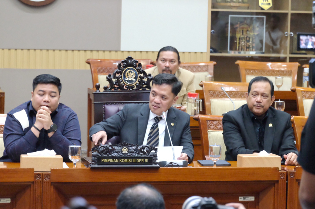 Komisi III DPR menggelar RDPU membahas terkait kasus yang menimpa pelaku pekerja kreatif Amsal Sitepu yang diduga melakukan Mark up atas videografer profil desa (Ashar/SinPo.id)