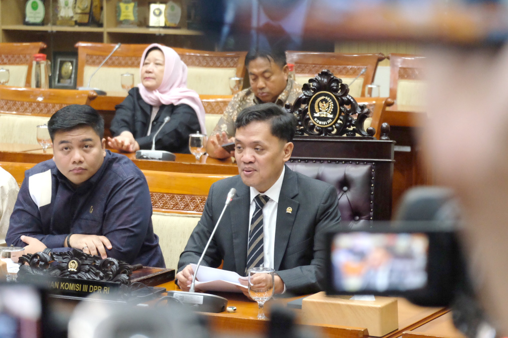 Komisi III DPR menggelar RDPU membahas terkait kasus yang menimpa pelaku pekerja kreatif Amsal Sitepu yang diduga melakukan Mark up atas videografer profil desa (Ashar/SinPo.id)