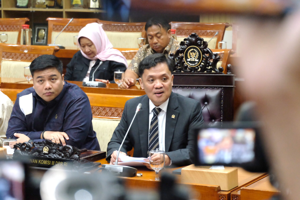 Komisi III DPR menggelar RDPU membahas terkait kasus yang menimpa pelaku pekerja kreatif Amsal Sitepu yang diduga melakukan Mark up atas videografer profil desa (Ashar/SinPo.id)