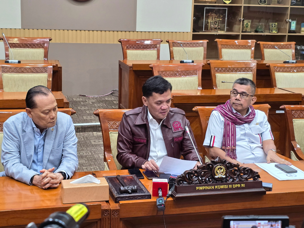 Komisi III DPR mengingatkan pada penegak hukum yang yang menjatuhi tuntutan hukuman mati ABK Kapal Sea Dragon Fandi Ramadhan untuk melihat KUHP baru (Ashar/SinPo.id)