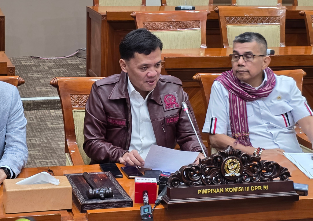 Komisi III DPR mengingatkan pada penegak hukum yang yang menjatuhi tuntutan hukuman mati ABK Kapal Sea Dragon Fandi Ramadhan untuk melihat KUHP baru (Ashar/SinPo.id)
