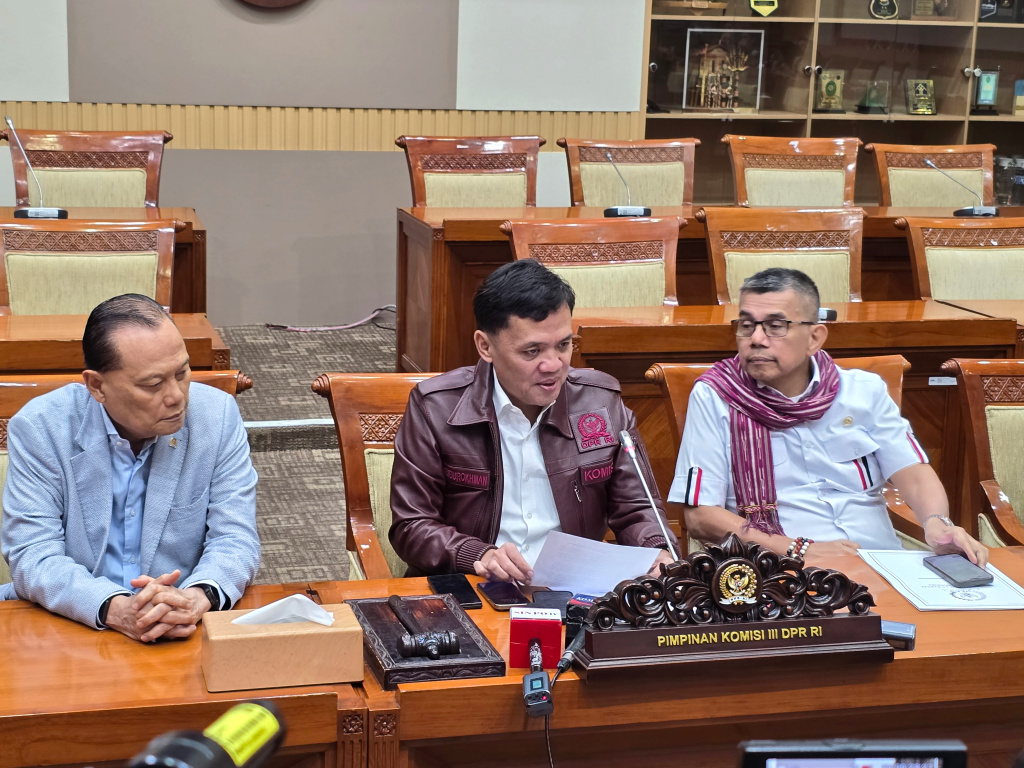 Komisi III DPR mengingatkan pada penegak hukum yang yang menjatuhi tuntutan hukuman mati ABK Kapal Sea Dragon Fandi Ramadhan untuk melihat KUHP baru (Ashar/SinPo.id)