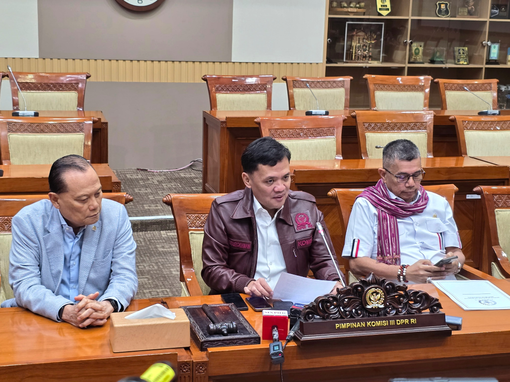 Komisi III DPR mengingatkan pada penegak hukum yang yang menjatuhi tuntutan hukuman mati ABK Kapal Sea Dragon Fandi Ramadhan untuk melihat KUHP baru (Ashar/SinPo.id)