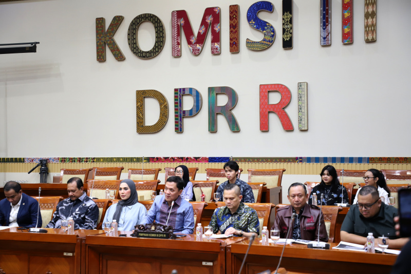 Ketua Komisi III DPR Habiburokhman memimpin konfrensi pers Catatan Laporan Kinerja Akhir Tahun yang telah menerima 469 laporan pengaduan masyarakat (Ashar/SinPo.id)