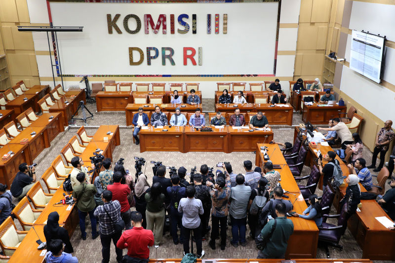 Ketua Komisi III DPR Habiburokhman memimpin konfrensi pers Catatan Laporan Kinerja Akhir Tahun yang telah menerima 469 laporan pengaduan masyarakat (Ashar/SinPo.id)