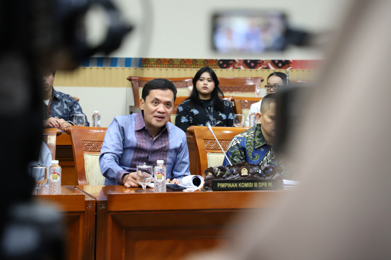 Ketua Komisi III DPR Habiburokhman memimpin konfrensi pers Catatan Laporan Kinerja Akhir Tahun yang telah menerima 469 laporan pengaduan masyarakat (Ashar/SinPo.id)