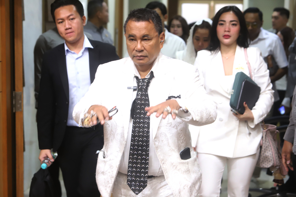 Komisi III DPR menggelar RDPU dengan Keluarga ABK Fandi Ramadhan dan Keluarga terdakwa Radiet Ardiansyah Lombok  (Ashar/SinPo.id)