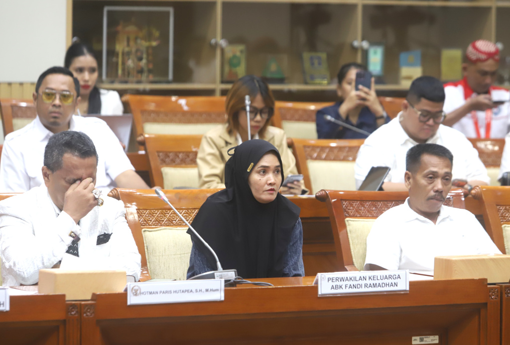 Komisi III DPR menggelar RDPU dengan Keluarga ABK Fandi Ramadhan dan Keluarga terdakwa Radiet Ardiansyah Lombok  (Ashar/SinPo.id)