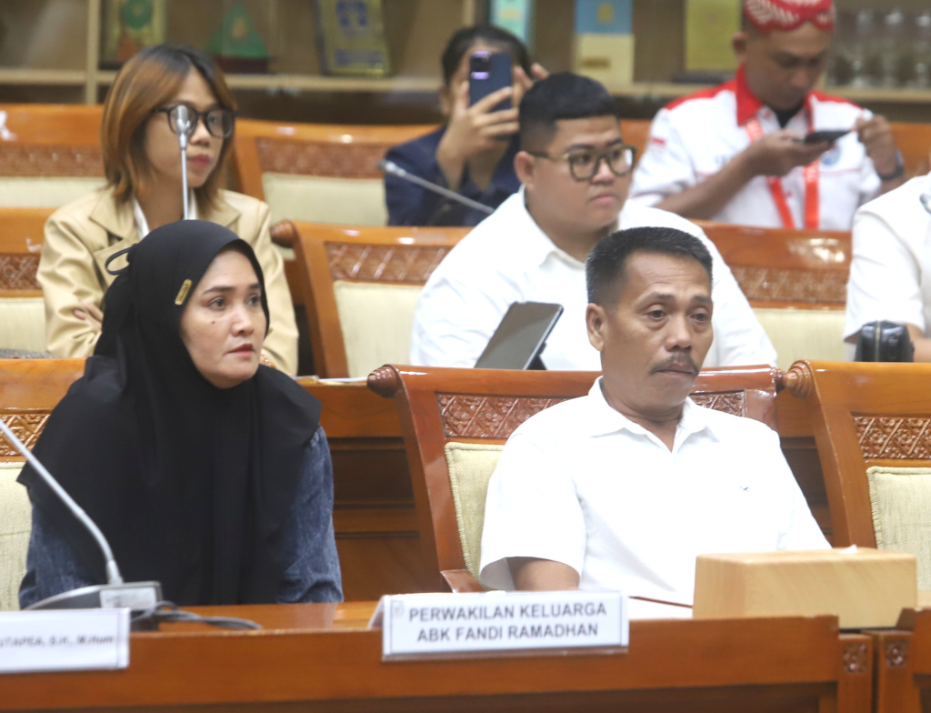Komisi III DPR menggelar RDPU dengan Keluarga ABK Fandi Ramadhan dan Keluarga terdakwa Radiet Ardiansyah Lombok  (Ashar/SinPo.id)