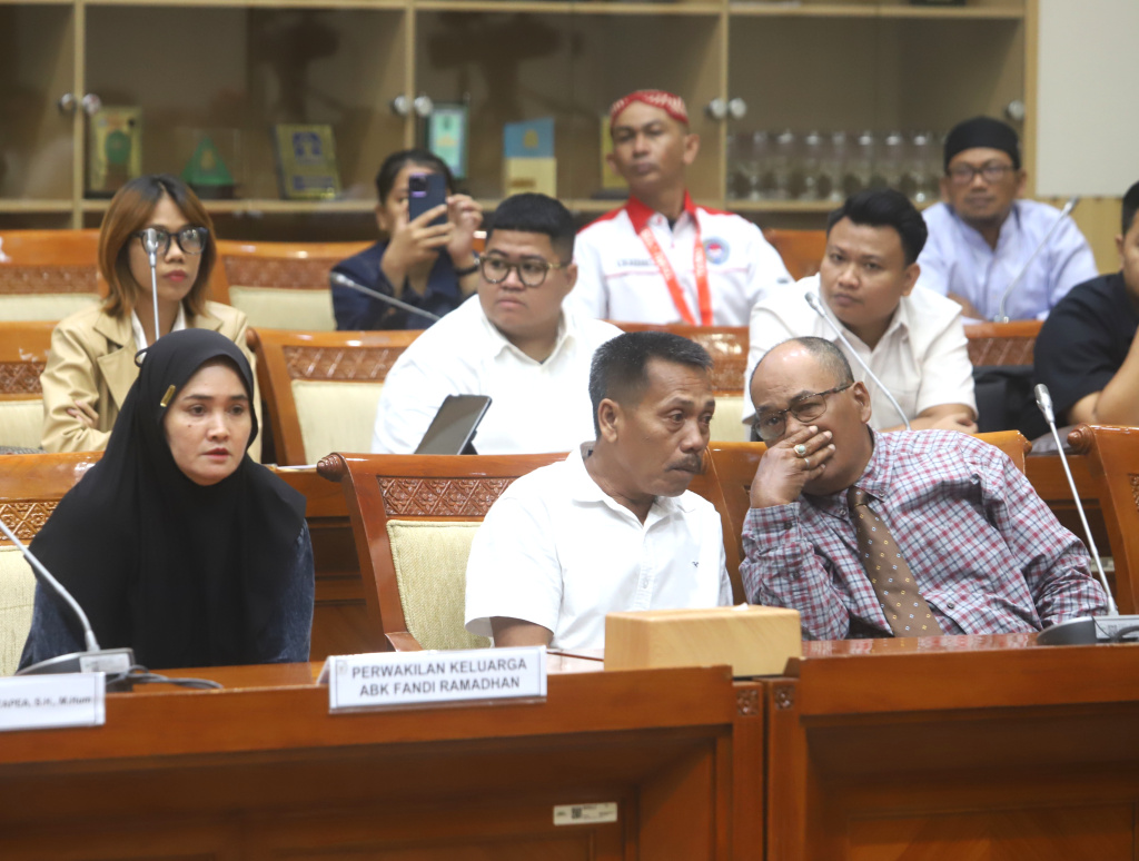 Komisi III DPR menggelar RDPU dengan Keluarga ABK Fandi Ramadhan dan Keluarga terdakwa Radiet Ardiansyah Lombok  (Ashar/SinPo.id)
