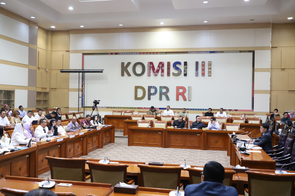 Komisi III DPR menggelar RDPU dengan Keluarga ABK Fandi Ramadhan dan Keluarga terdakwa Radiet Ardiansyah Lombok  (Ashar/SinPo.id)