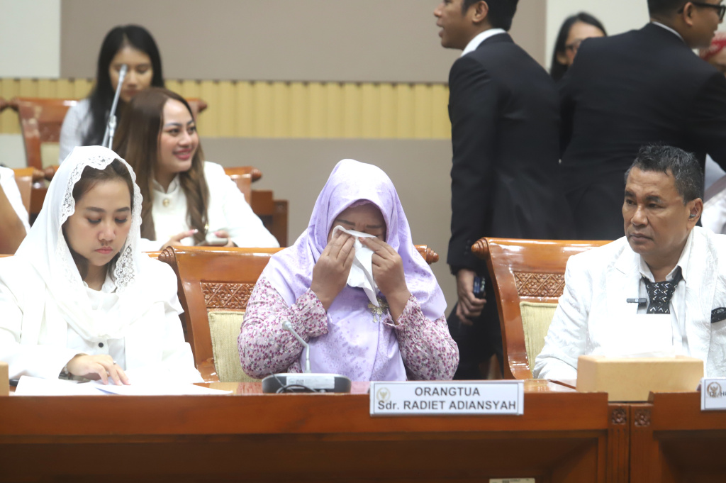 Komisi III DPR menggelar RDPU dengan Keluarga ABK Fandi Ramadhan dan Keluarga terdakwa Radiet Ardiansyah Lombok  (Ashar/SinPo.id)