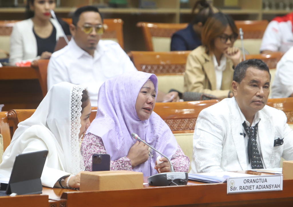 Komisi III DPR menggelar RDPU dengan Keluarga ABK Fandi Ramadhan dan Keluarga terdakwa Radiet Ardiansyah Lombok  (Ashar/SinPo.id)