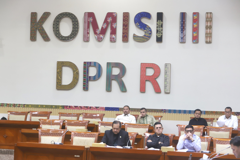 Komisi III DPR menggelar RDPU dengan Keluarga ABK Fandi Ramadhan dan Keluarga terdakwa Radiet Ardiansyah Lombok  (Ashar/SinPo.id)
