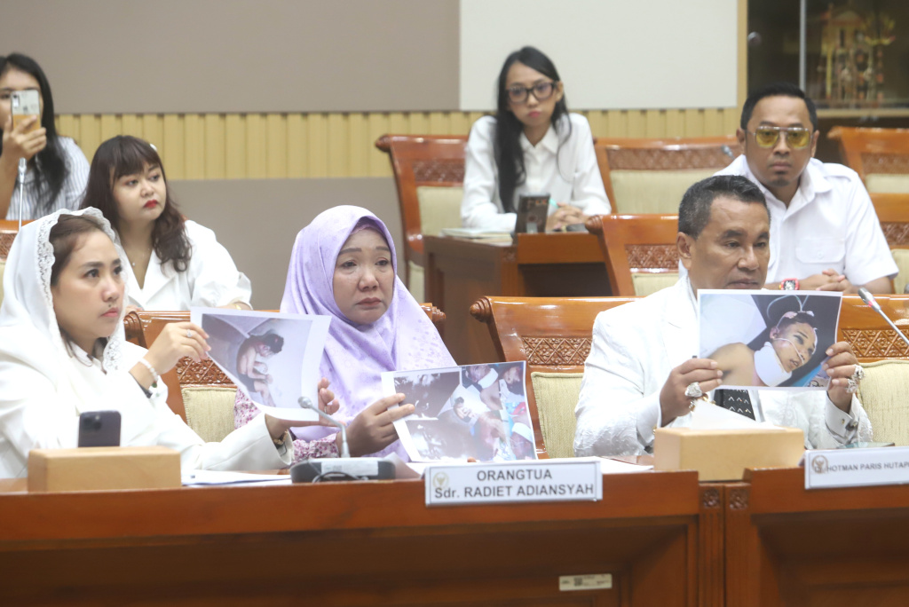 Komisi III DPR menggelar RDPU dengan Keluarga ABK Fandi Ramadhan dan Keluarga terdakwa Radiet Ardiansyah Lombok  (Ashar/SinPo.id)