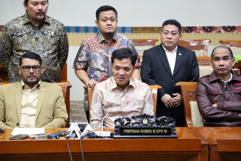 Komisi III DPR menggelar konferensi pers terkait perkembangan RUU KUHAP dan DPR menerima masukan dari berbagai masyarakat sebelum nantinya RUU KUHAP disahkan di Rapat Paripurna (Ashar/SinPo.id)