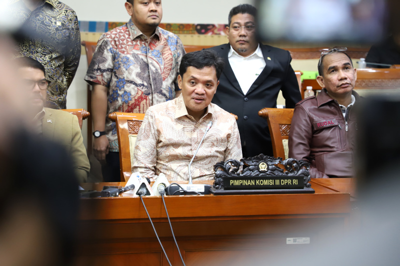 Komisi III DPR menggelar konferensi pers terkait perkembangan RUU KUHAP dan DPR menerima masukan dari berbagai masyarakat sebelum nantinya RUU KUHAP disahkan di Rapat Paripurna (Ashar/SinPo.id)