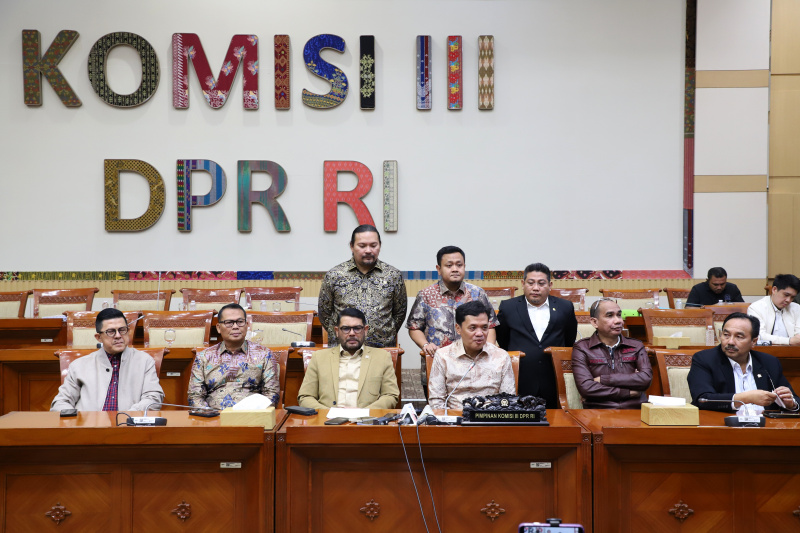 Komisi III DPR menggelar konferensi pers terkait perkembangan RUU KUHAP dan DPR menerima masukan dari berbagai masyarakat sebelum nantinya RUU KUHAP disahkan di Rapat Paripurna (Ashar/SinPo.id)