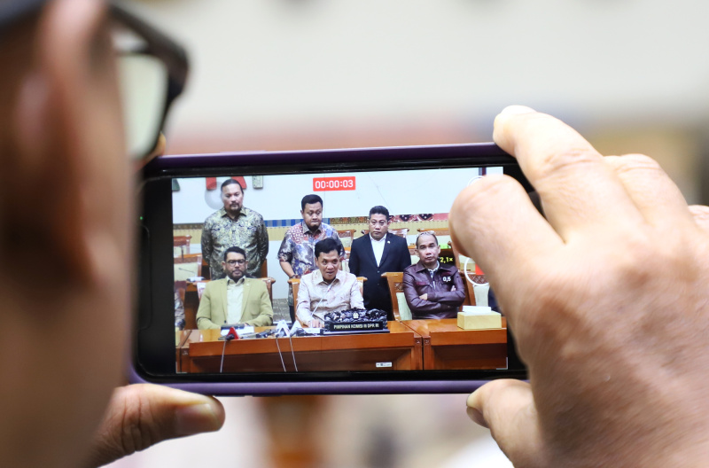 Komisi III DPR menggelar konferensi pers terkait perkembangan RUU KUHAP dan DPR menerima masukan dari berbagai masyarakat sebelum nantinya RUU KUHAP disahkan di Rapat Paripurna (Ashar/SinPo.id)