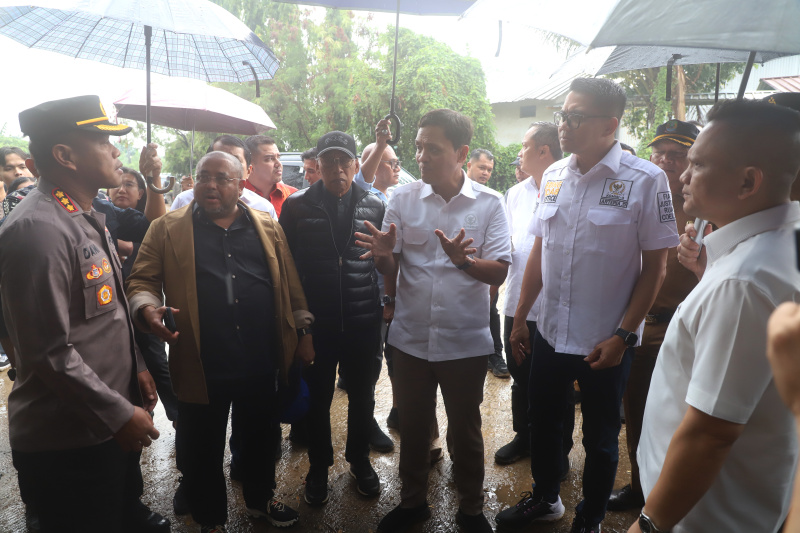 Wakil Ketua Komisi III DPR Habiburokhman dan jajarannya meninjau tempat ditemukan tujuh jenazah mengambang di kali bekasi (Ashar/SinPo.id)ar/