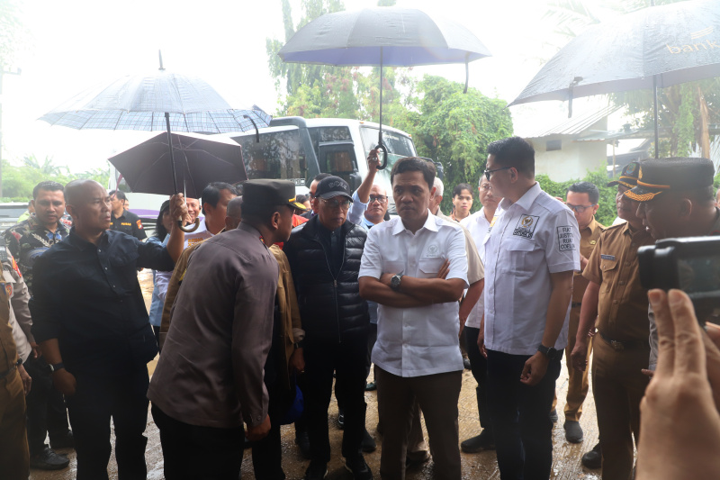 Wakil Ketua Komisi III DPR Habiburokhman dan jajarannya meninjau tempat ditemukan tujuh jenazah mengambang di kali bekasi (Ashar/SinPo.id)ar/