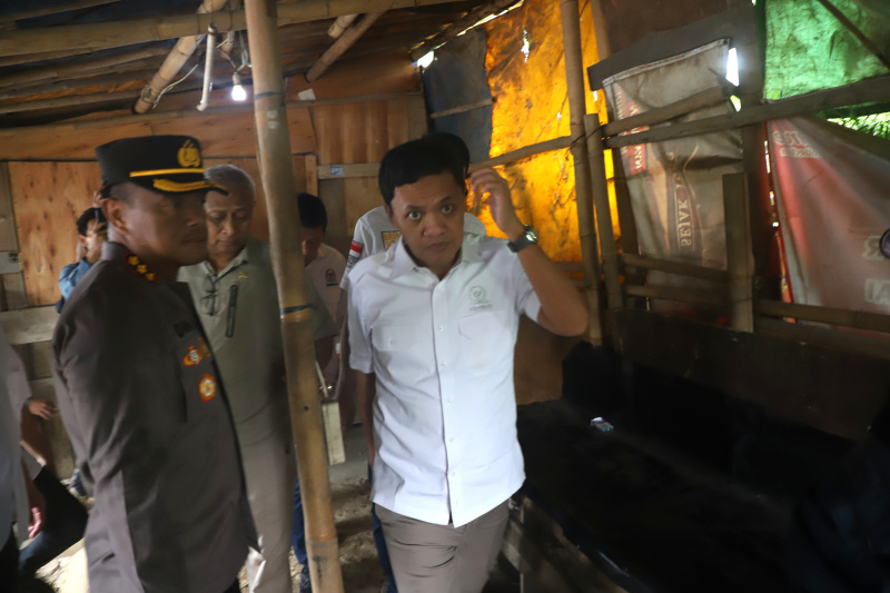 Wakil Ketua Komisi III DPR Habiburokhman dan jajarannya meninjau tempat ditemukan tujuh jenazah mengambang di kali bekasi (Ashar/SinPo.id)ar/