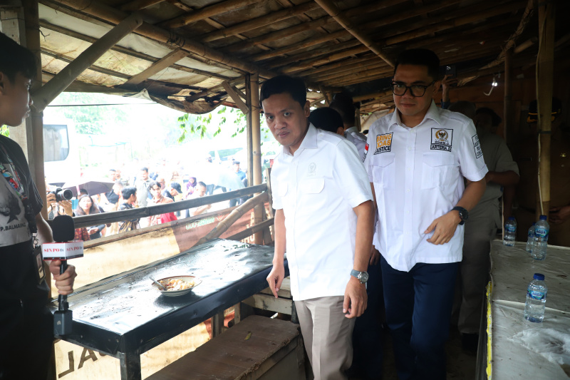 Wakil Ketua Komisi III DPR Habiburokhman dan jajarannya meninjau tempat ditemukan tujuh jenazah mengambang di kali bekasi (Ashar/SinPo.id)ar/