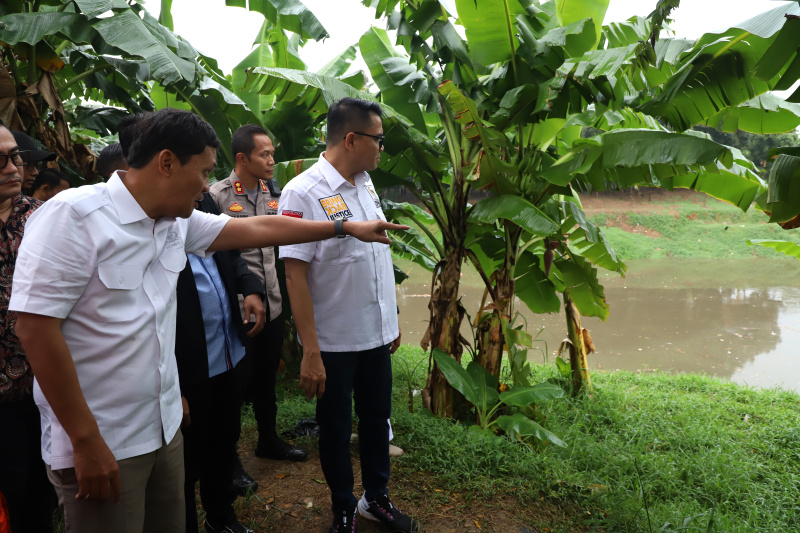 Wakil Ketua Komisi III DPR Habiburokhman dan jajarannya meninjau tempat ditemukan tujuh jenazah mengambang di kali bekasi (Ashar/SinPo.id)ar/