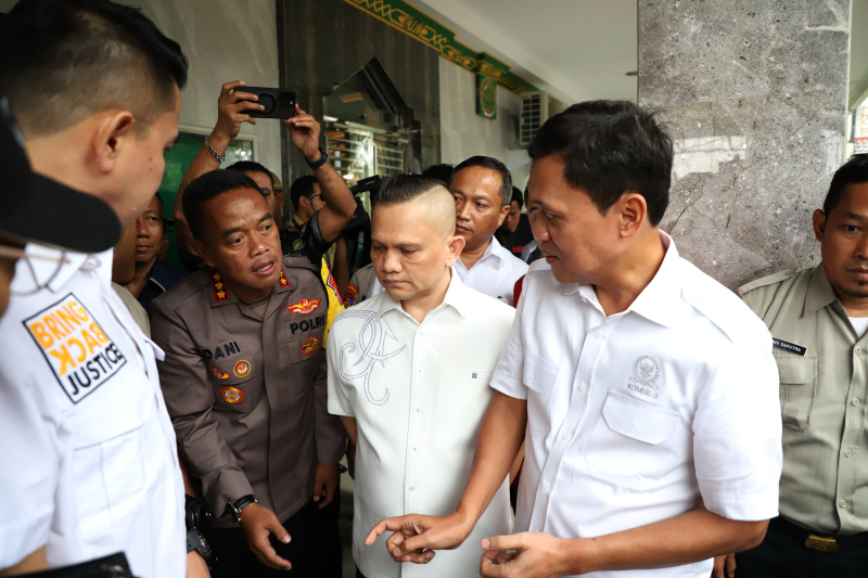 Wakil Ketua Komisi III DPR Habiburokhman dan jajarannya meninjau tempat ditemukan tujuh jenazah mengambang di kali bekasi (Ashar/SinPo.id)ar/