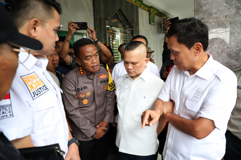 Wakil Ketua Komisi III DPR Habiburokhman dan jajarannya meninjau tempat ditemukan tujuh jenazah mengambang di kali bekasi (Ashar/SinPo.id)ar/