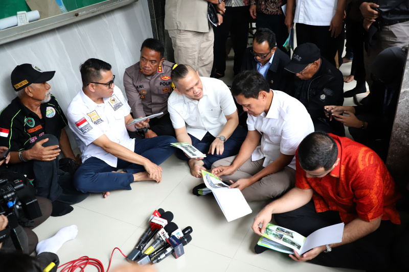 Wakil Ketua Komisi III DPR Habiburokhman dan jajarannya meninjau tempat ditemukan tujuh jenazah mengambang di kali bekasi (Ashar/SinPo.id)ar/