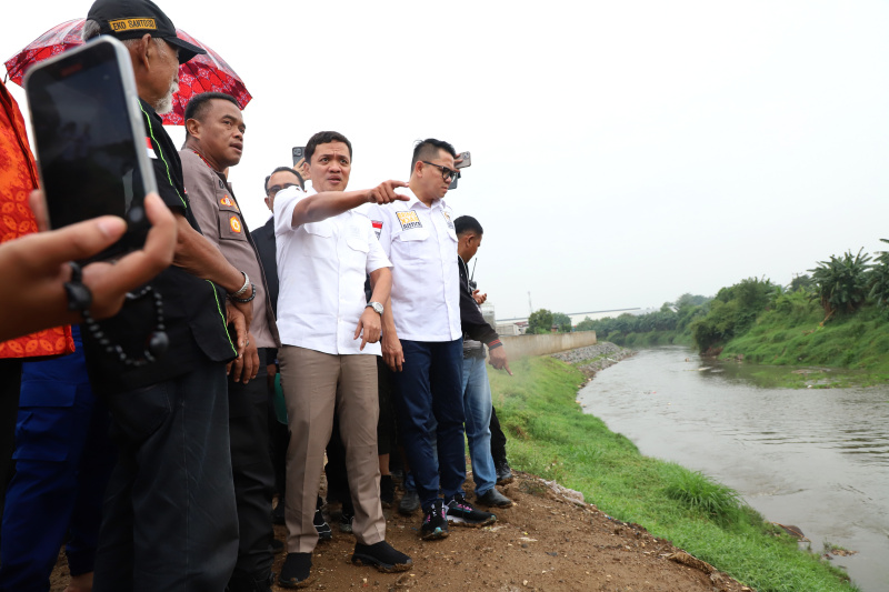 Wakil Ketua Komisi III DPR Habiburokhman dan jajarannya meninjau tempat ditemukan tujuh jenazah mengambang di kali bekasi (Ashar/SinPo.id)ar/