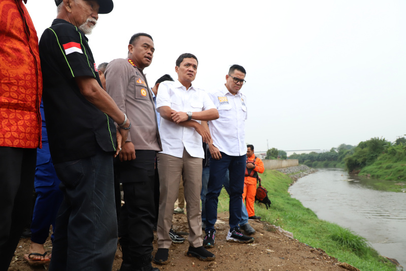 Wakil Ketua Komisi III DPR Habiburokhman dan jajarannya meninjau tempat ditemukan tujuh jenazah mengambang di kali bekasi (Ashar/SinPo.id)ar/