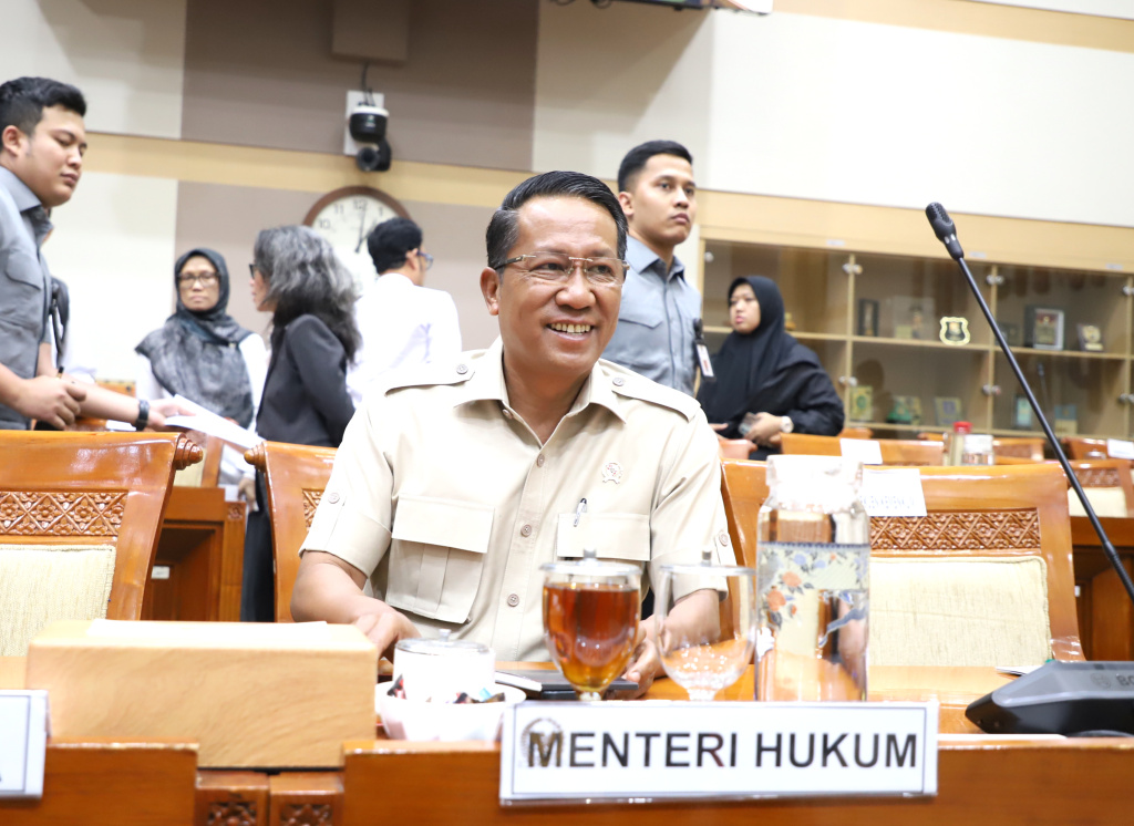 Menteri Hukum Supratman Andi Agtas dan Wamensesneg Bambang Eko Suhariyanto mengikuti raker dengan Komisi III DPR membentuk Panja mengenai RUU Polri (Ashar/SinPo.id)