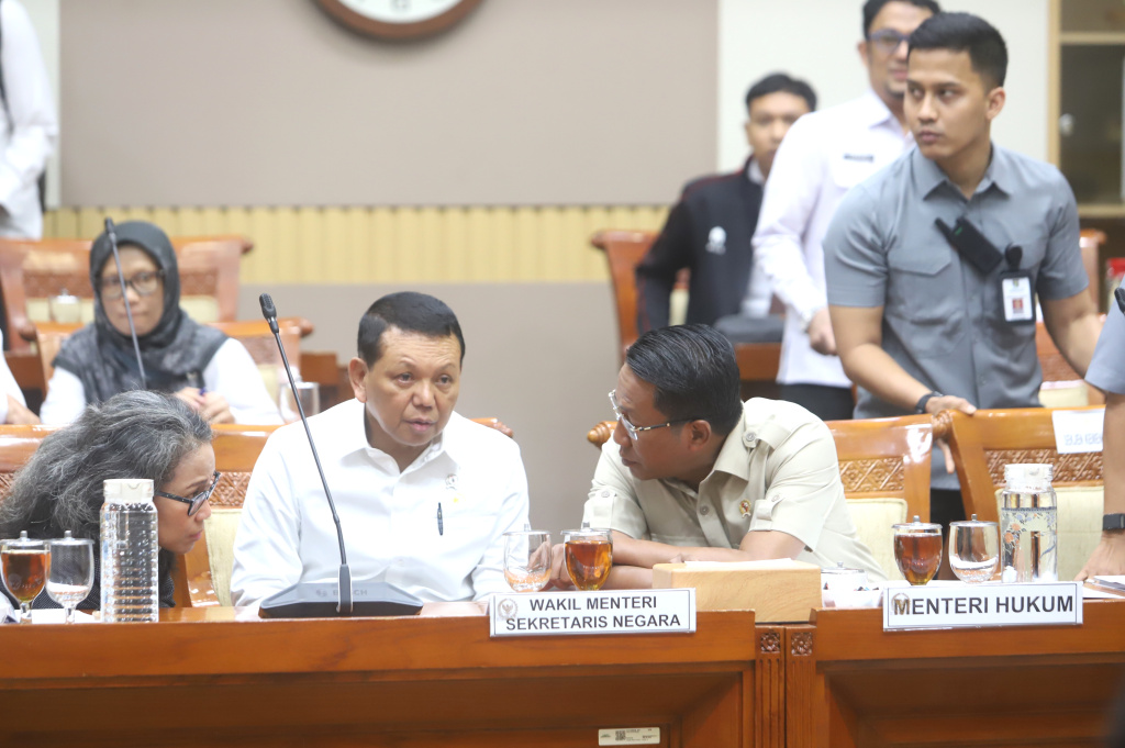 Menteri Hukum Supratman Andi Agtas dan Wamensesneg Bambang Eko Suhariyanto mengikuti raker dengan Komisi III DPR membentuk Panja mengenai RUU Polri (Ashar/SinPo.id)