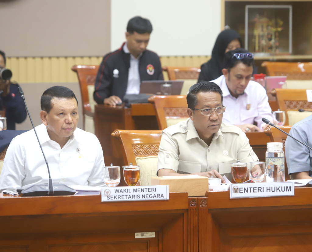 Menteri Hukum Supratman Andi Agtas dan Wamensesneg Bambang Eko Suhariyanto mengikuti raker dengan Komisi III DPR membentuk Panja mengenai RUU Polri (Ashar/SinPo.id)