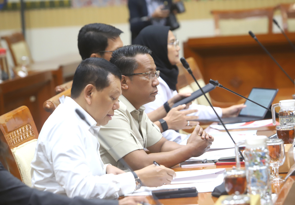 Menteri Hukum Supratman Andi Agtas dan Wamensesneg Bambang Eko Suhariyanto mengikuti raker dengan Komisi III DPR membentuk Panja mengenai RUU Polri (Ashar/SinPo.id)