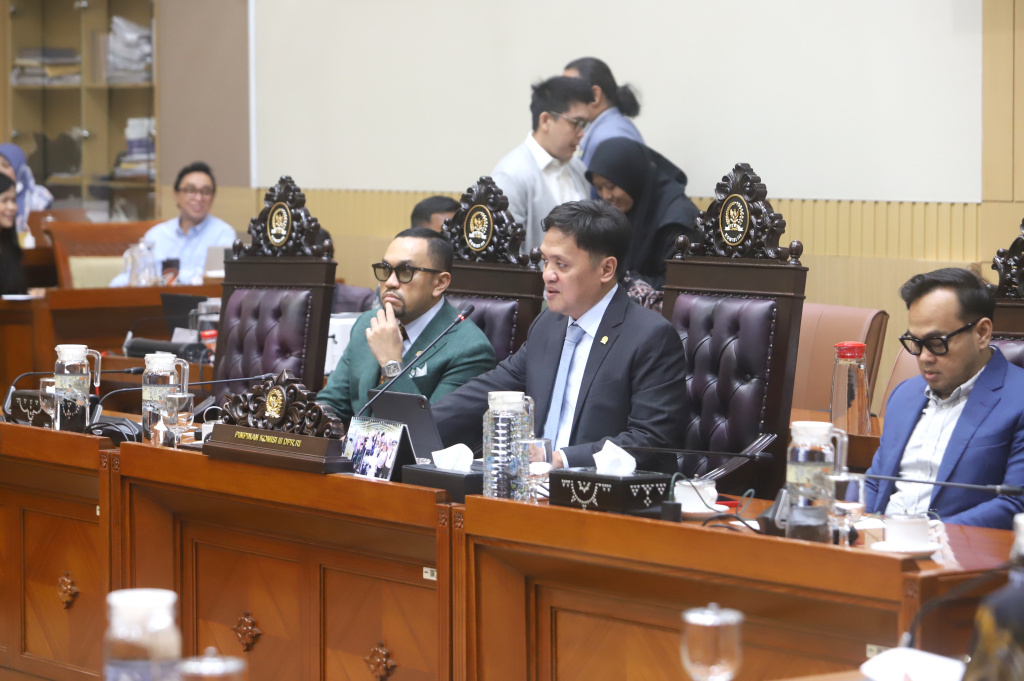 Menteri Hukum Supratman Andi Agtas dan Wamensesneg Bambang Eko Suhariyanto mengikuti raker dengan Komisi III DPR membentuk Panja mengenai RUU Polri (Ashar/SinPo.id)