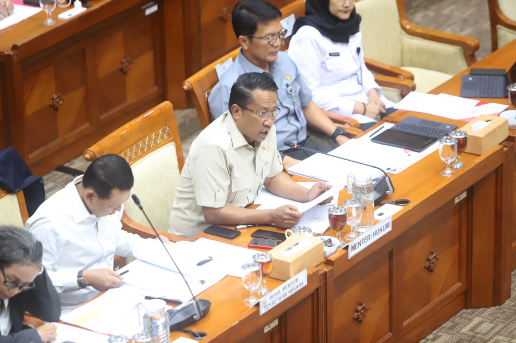 Menteri Hukum Supratman Andi Agtas dan Wamensesneg Bambang Eko Suhariyanto mengikuti raker dengan Komisi III DPR membentuk Panja mengenai RUU Polri (Ashar/SinPo.id)