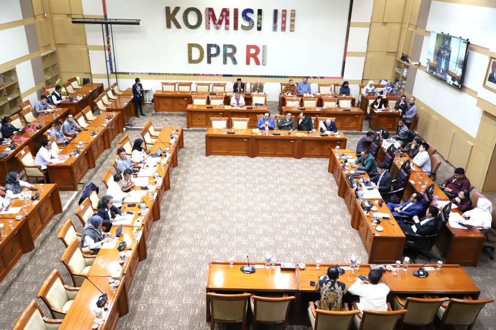 Menteri Hukum Supratman Andi Agtas dan Wamensesneg Bambang Eko Suhariyanto mengikuti raker dengan Komisi III DPR membentuk Panja mengenai RUU Polri (Ashar/SinPo.id)