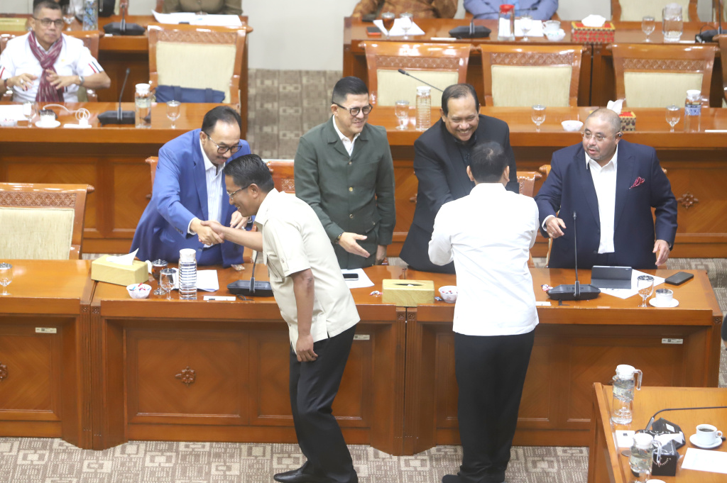 Menteri Hukum Supratman Andi Agtas dan Wamensesneg Bambang Eko Suhariyanto mengikuti raker dengan Komisi III DPR membentuk Panja mengenai RUU Polri (Ashar/SinPo.id)