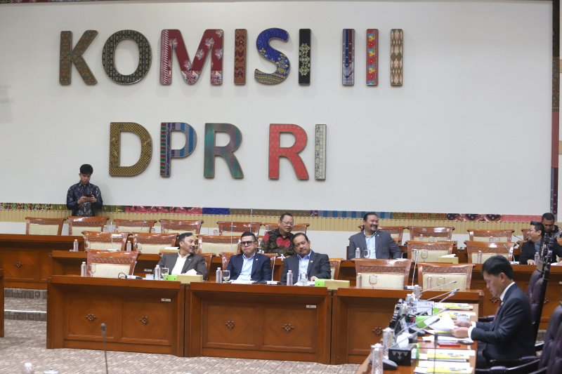 Komisi III DPR menggelar raker dengan Plt Jaksa Agung Muda R Narendra dan Astamarena Kapolri Komjen Pol Wahyu Hadiningrat membahas laporan APBN TA 2024 dan RKA dan RKP TA 2026 (Ashar/SinPo.id)