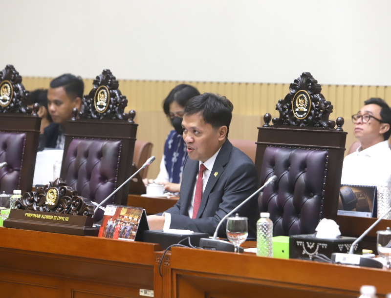 Komisi III DPR menggelar raker dengan Plt Jaksa Agung Muda R Narendra dan Astamarena Kapolri Komjen Pol Wahyu Hadiningrat membahas laporan APBN TA 2024 dan RKA dan RKP TA 2026 (Ashar/SinPo.id)