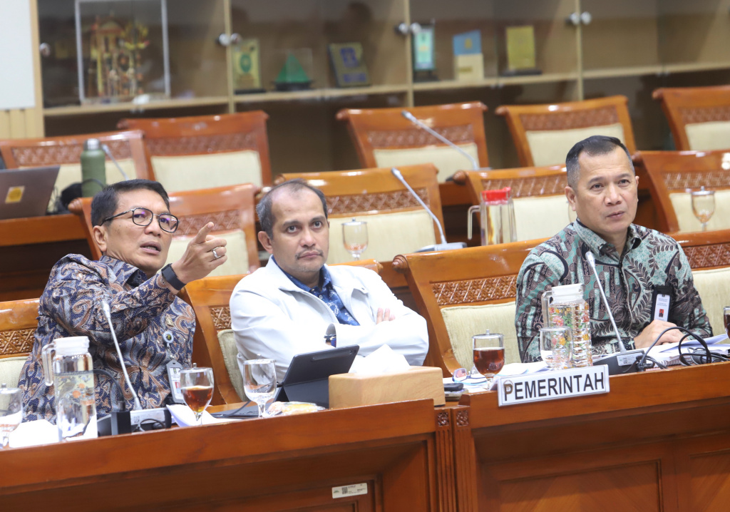 Komisi III DPR menggelar Rapat Panja dengan Wakil Menteri Hukum Edward Omar Sharif Hiariej membahas Perapihan dan Klaster Pasal RUU tentang KUHAP (Ashar/SinPo.id)