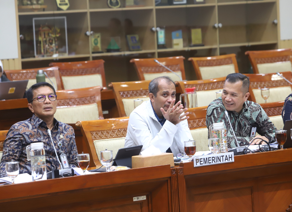 Komisi III DPR menggelar Rapat Panja dengan Wakil Menteri Hukum Edward Omar Sharif Hiariej membahas Perapihan dan Klaster Pasal RUU tentang KUHAP (Ashar/SinPo.id)