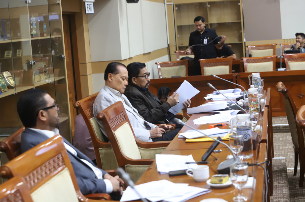 Komisi III DPR menggelar Rapat Panja dengan Wakil Menteri Hukum Edward Omar Sharif Hiariej membahas Perapihan dan Klaster Pasal RUU tentang KUHAP (Ashar/SinPo.id)