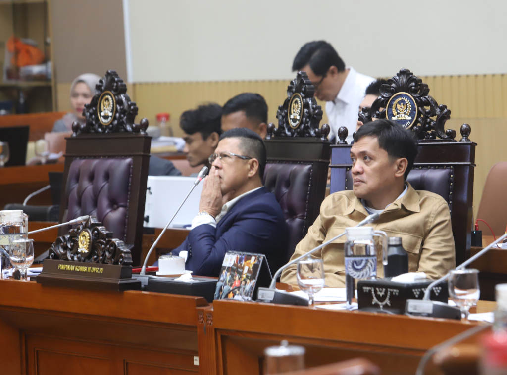 Komisi III DPR menggelar Rapat Panja dengan Wakil Menteri Hukum Edward Omar Sharif Hiariej membahas Perapihan dan Klaster Pasal RUU tentang KUHAP (Ashar/SinPo.id)