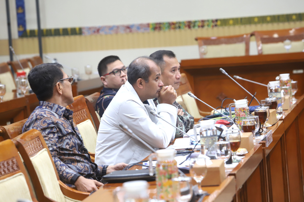 Komisi III DPR menggelar Rapat Panja dengan Wakil Menteri Hukum Edward Omar Sharif Hiariej membahas Perapihan dan Klaster Pasal RUU tentang KUHAP (Ashar/SinPo.id)