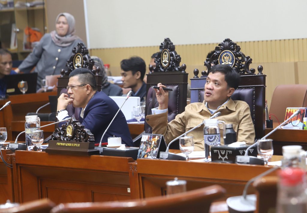 Komisi III DPR menggelar Rapat Panja dengan Wakil Menteri Hukum Edward Omar Sharif Hiariej membahas Perapihan dan Klaster Pasal RUU tentang KUHAP (Ashar/SinPo.id)